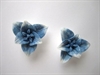 2 stk. dekorations blomst. Blå. Ca. 5 cm. Højde ca. 2,5 cm.